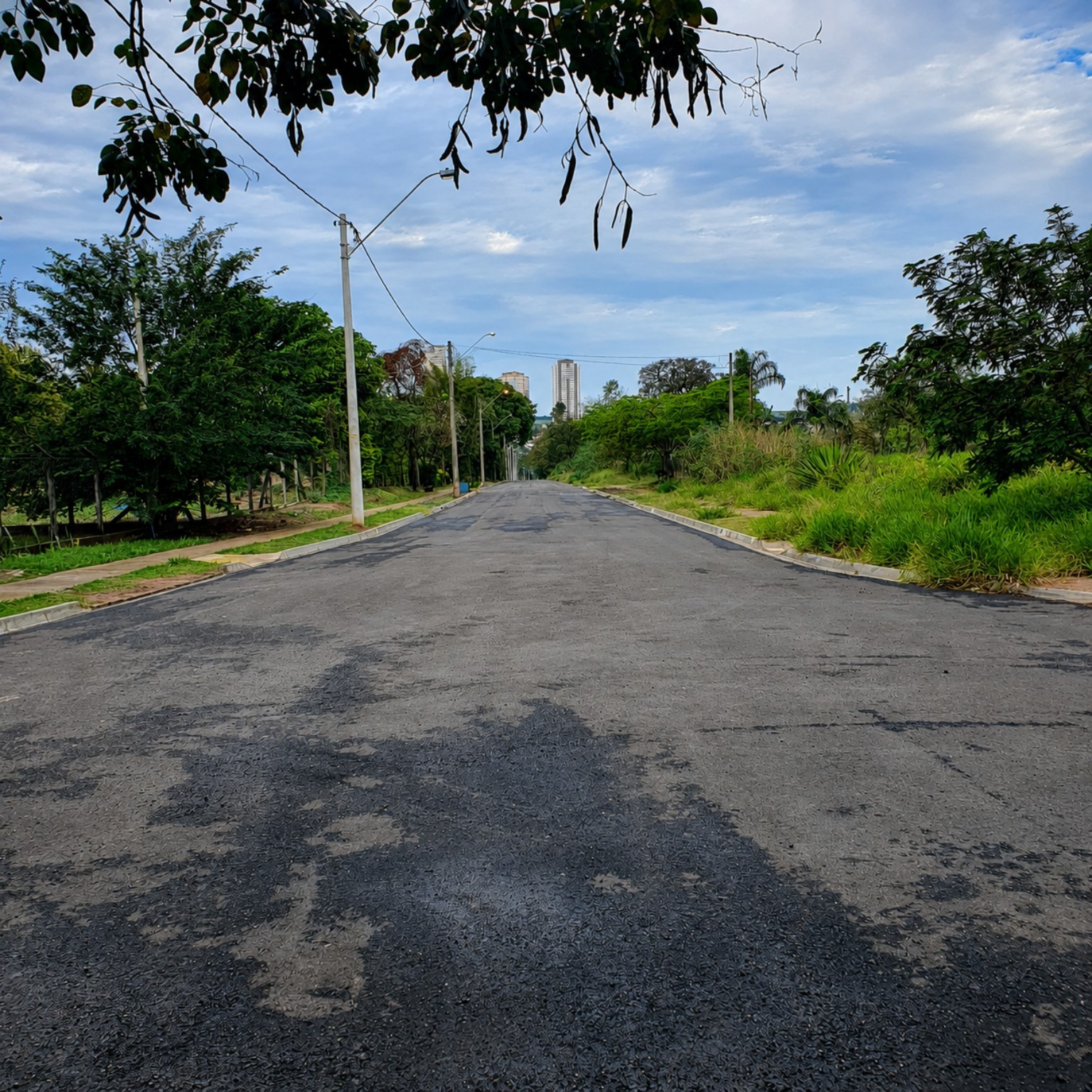 Rua asfaltada de acesso ao atendimento de psicoterapia com Iago Moia em Bauru