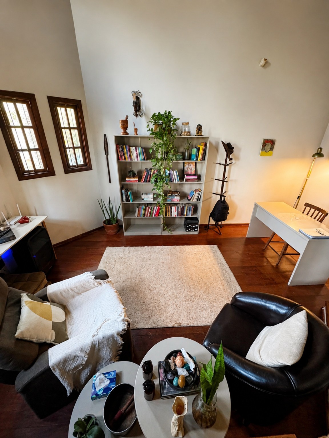 Outro ângulo da sala de psicoterapia e Hipnose Clínica de Iago Moia em Bauru